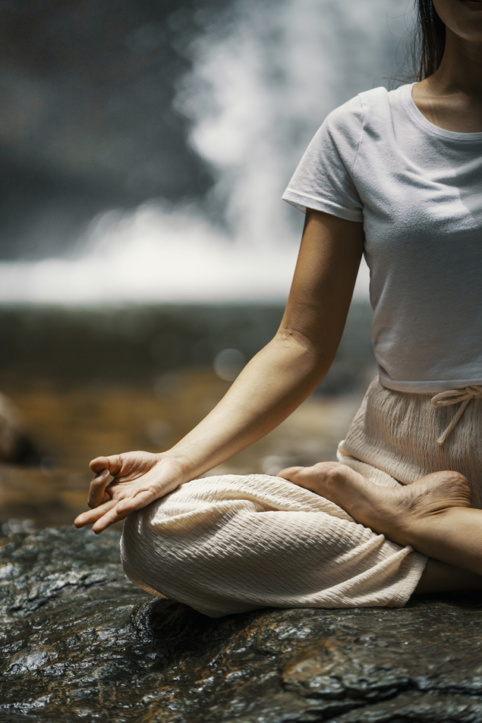 Nő a szabadban meditál