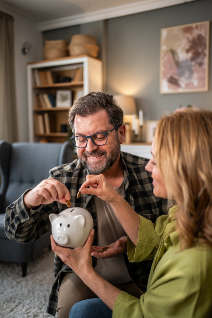 Pár közösen takarít meg a malacperselyben