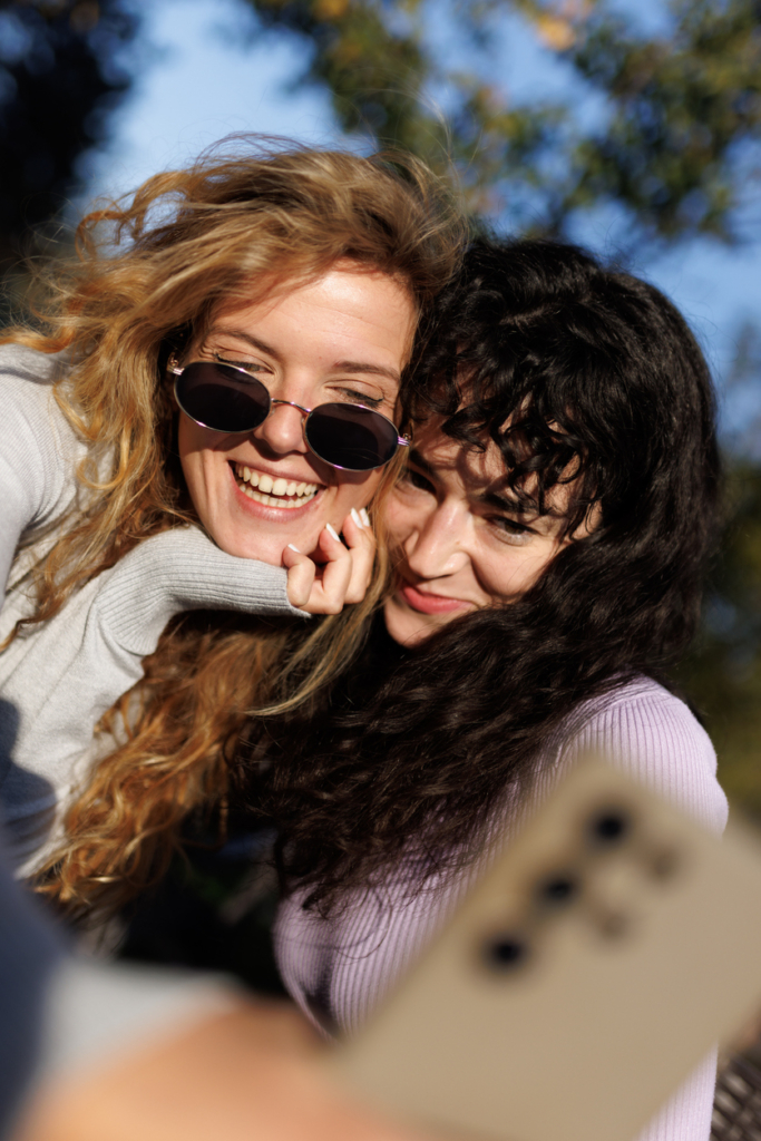 Barátnők élvezik a napsütést