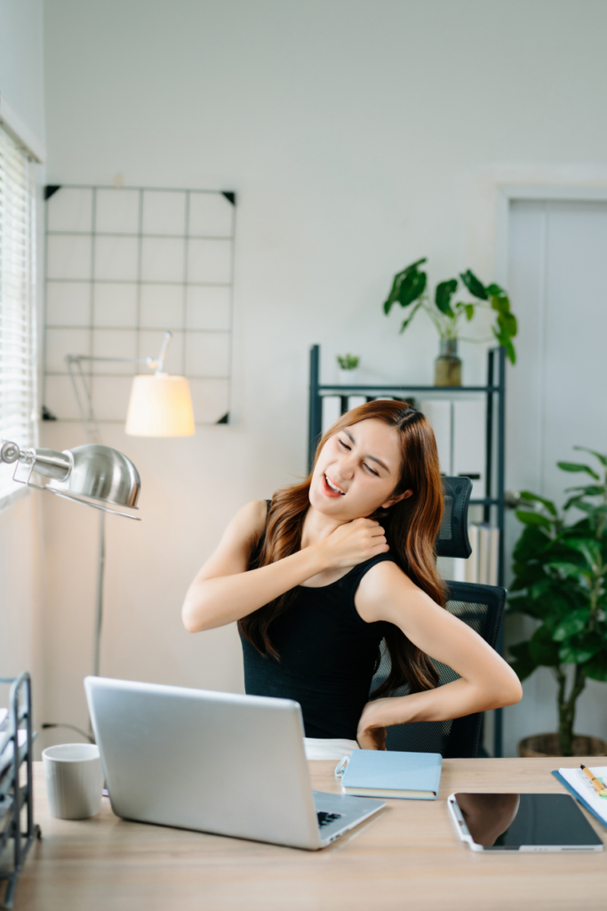 Fiatal lány hátfájással küzd ülőmunka közben