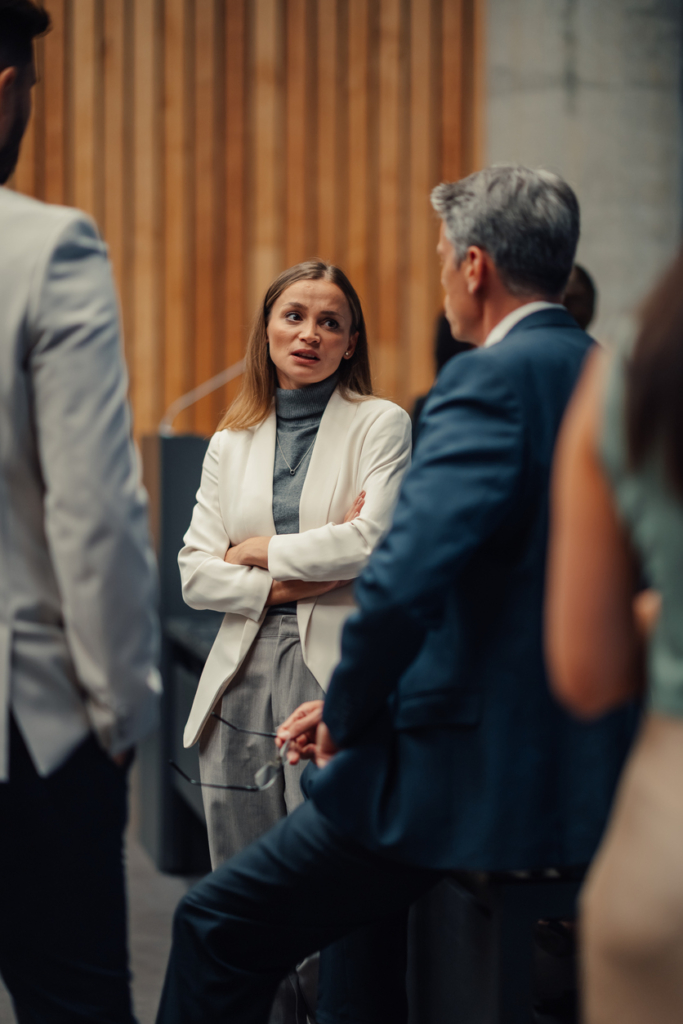 Üzletasszony karba tett kézzel beszélget