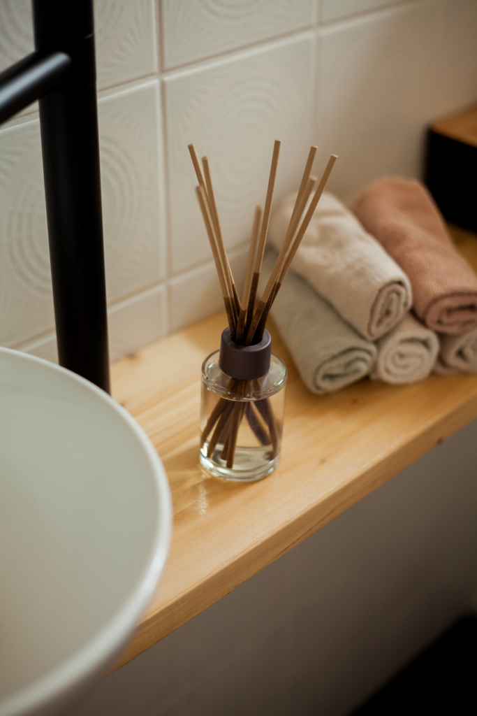 Diffuseur à bâtonnets dans la salle de bain