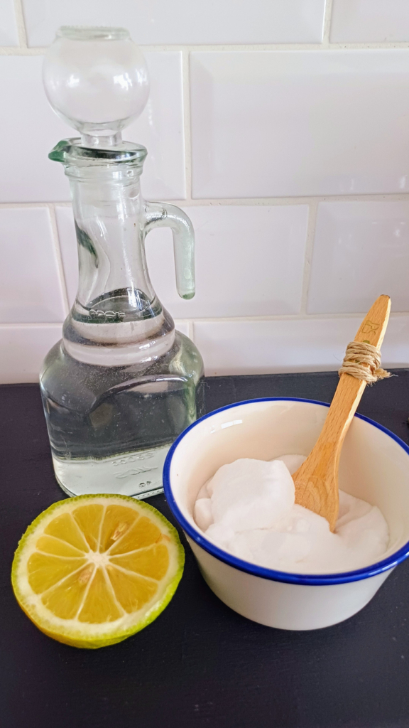 Vinaigre blanc, bicarbonate de soude et citron