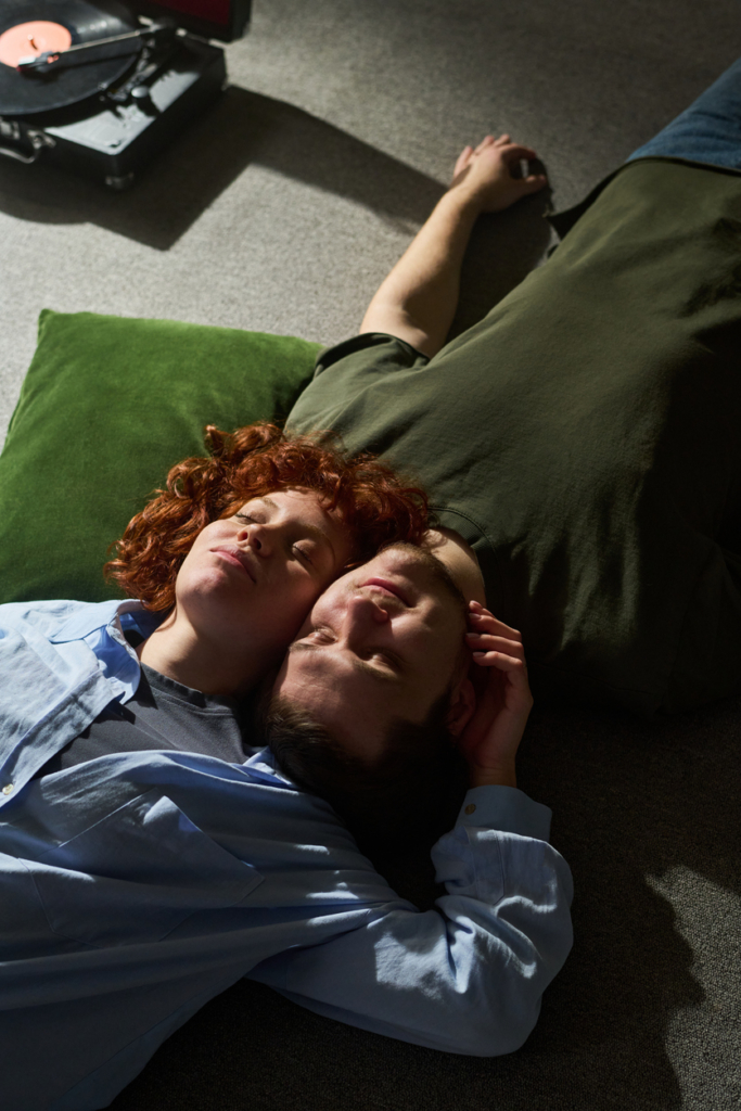 Pár fekszik a földön egymás mellett szorosan