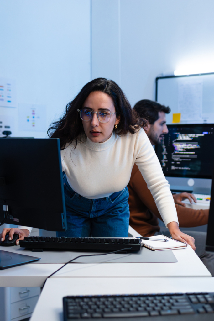 Donna che lavora al computer a tarda sera