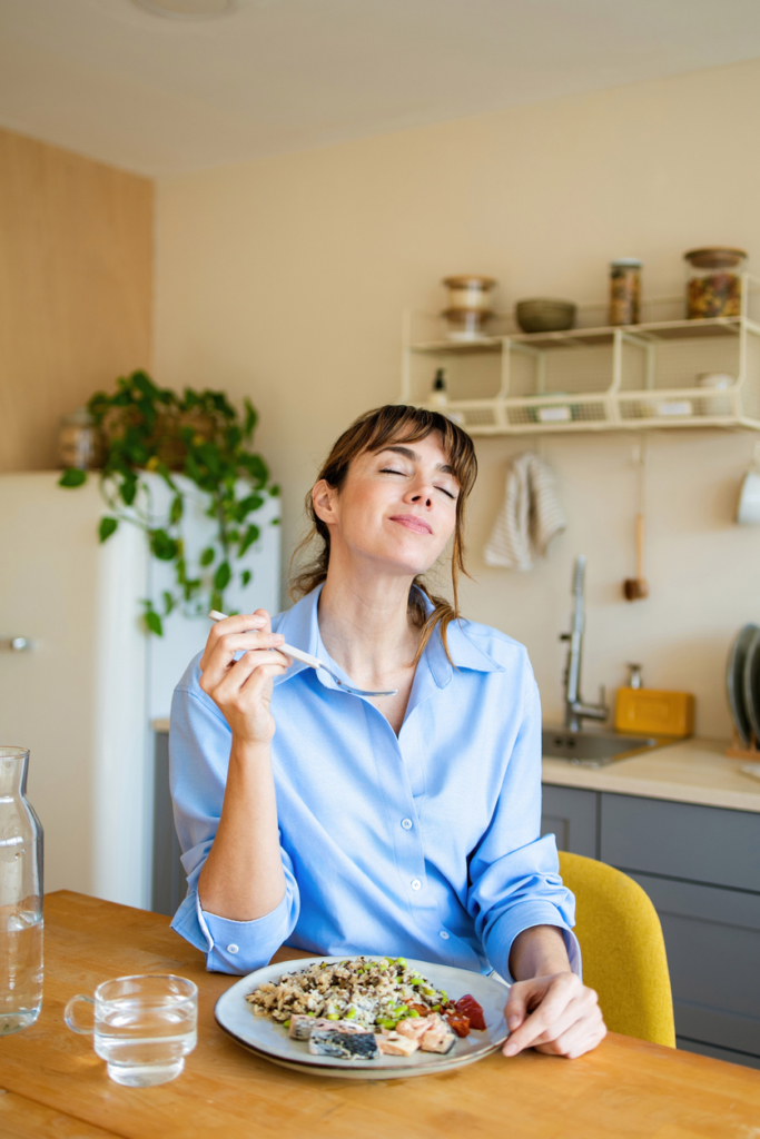 Nő élvezettel fogyasztja el az ebédjét