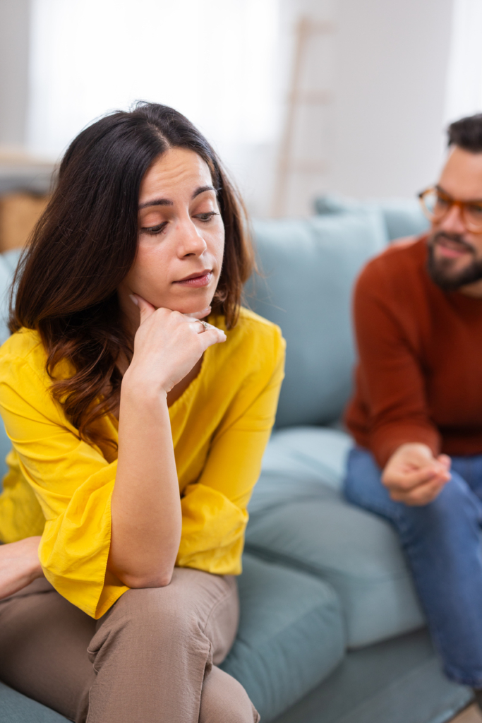 Nő egy kapcsolati vita alatt a padlóra figyel