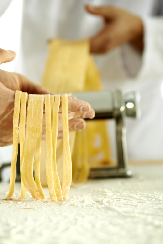 Friss tészta kijön a tésztagépből