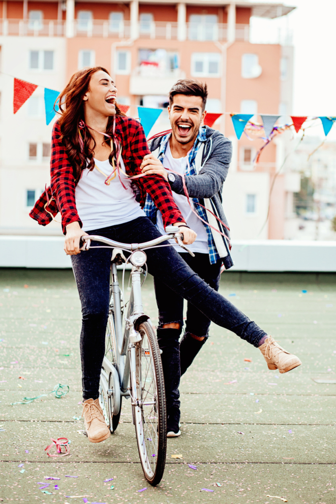 Szerelmespár egy biciklin próbál bicajozni
