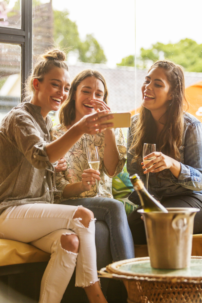 Barátnők ünnepelnek egy bárban