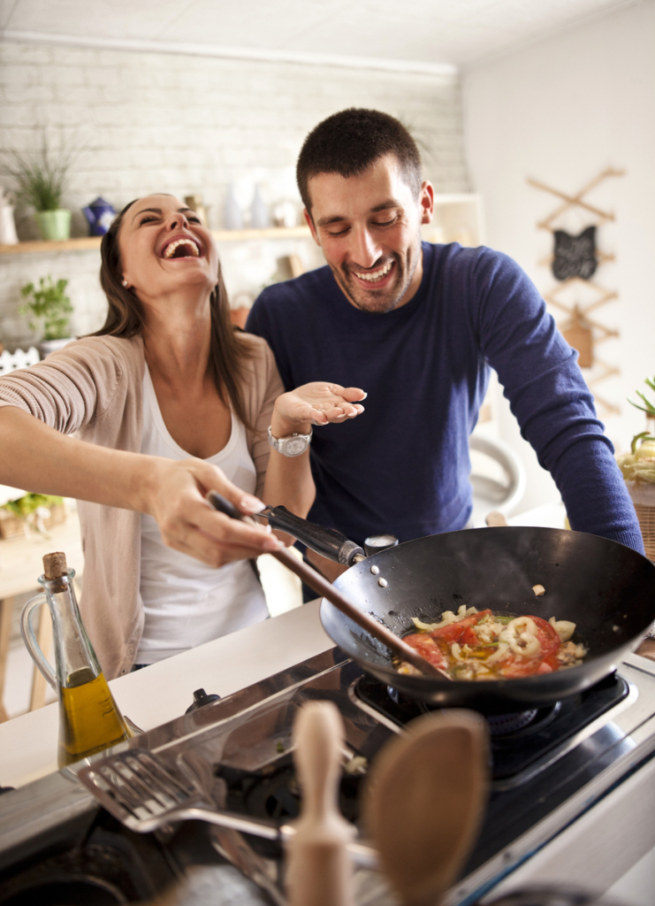Pár együtt főz