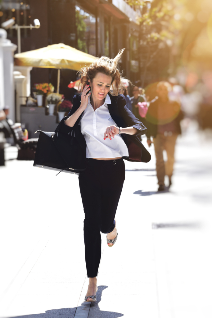 Üzletasszony rohan a munkába