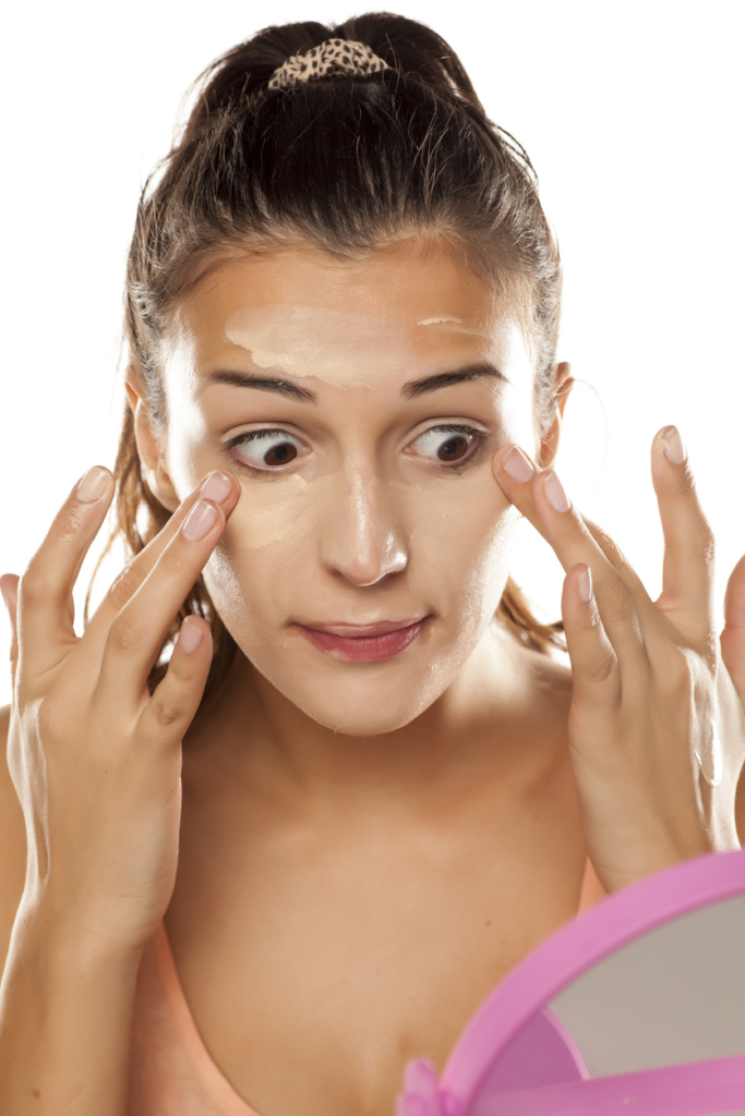 Nő túl sok alapozót tett az arcára