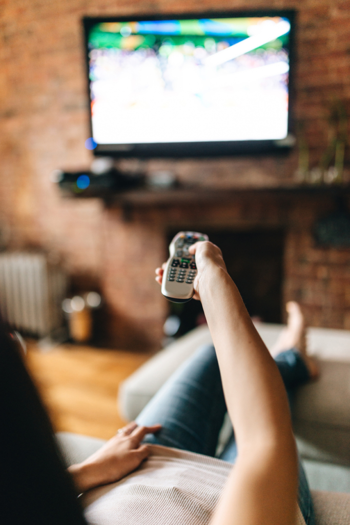 Nő bekapcsolja a TV-t