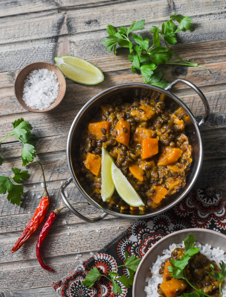 Lencse curry egy tálban