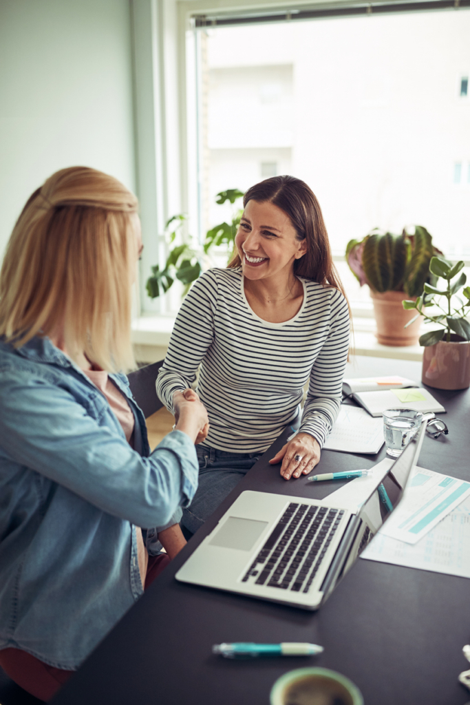 Donne d’affari che si stringono la mano in ufficio