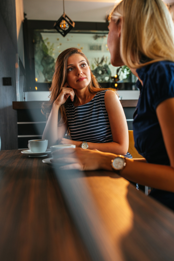 Nő unottan figyeli a beszélgetőpartnerét