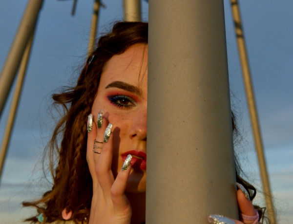 Maximális csillogás: ezek a beauty trendek uralják az idei fesztiválszezont