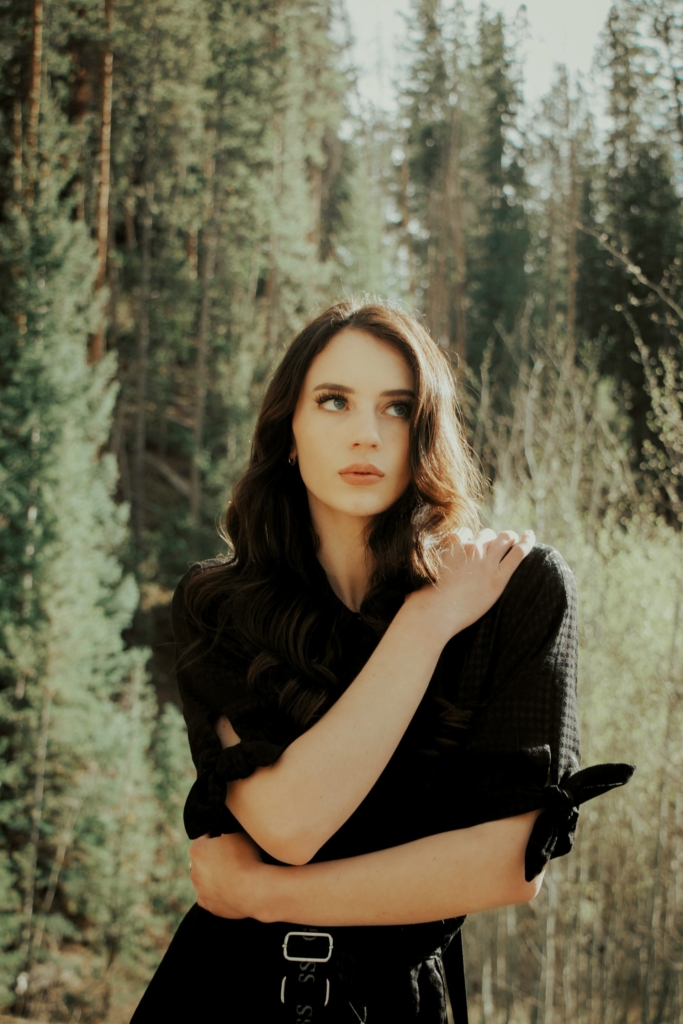 Nő a szabadban, portré