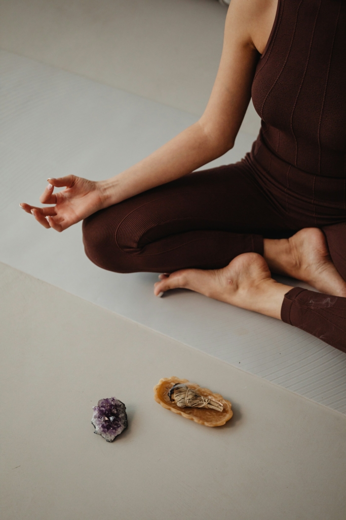 Nő meditál