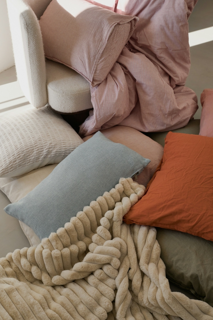 Takarók és párnák a földön