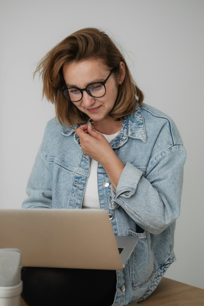 Mujer trabajando en su laptop