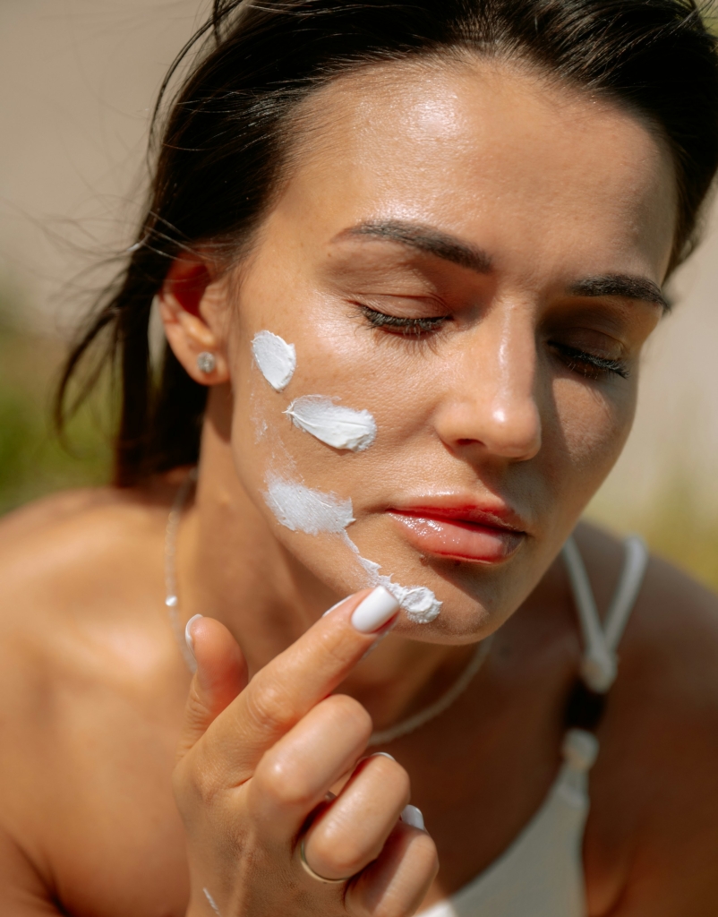 Nő arckrémet tesz az arcára