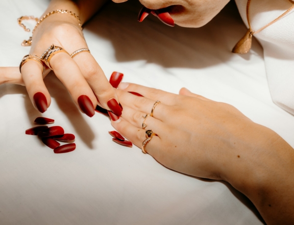 A felragasztós műkörmök újra hódítanak – de vajon tönkreteszed vele a körmödet?