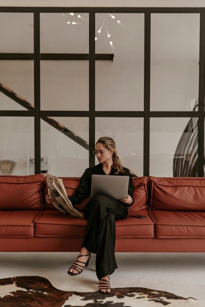 Mujer tomando un descanso y leyendo un periódico