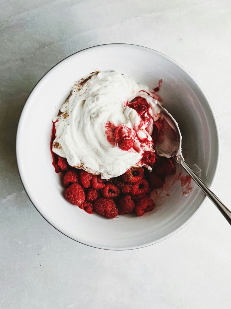 Joghurt bogyós gyümölcsökkel