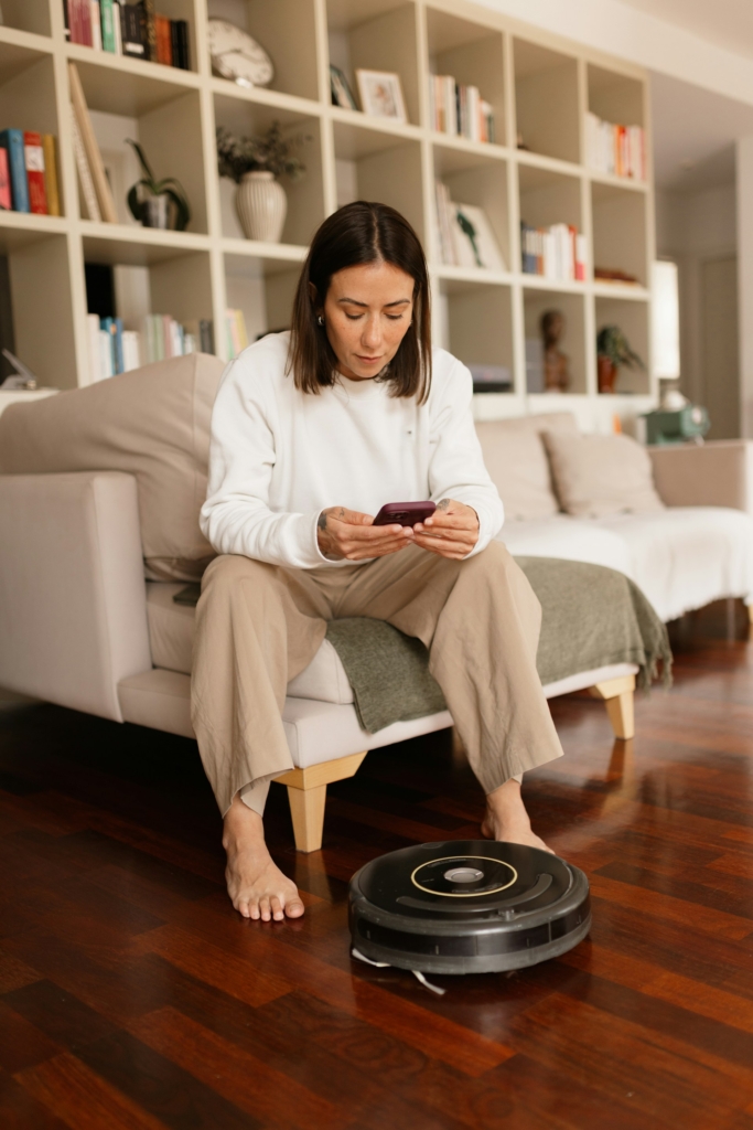 Nő beállítja a robotporszívót