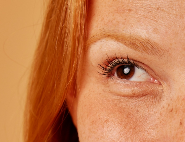 Neked is beleül a korrektor a ráncaidba? Akkor próbáld ki a profi sminkesek legjobb trükkjeit