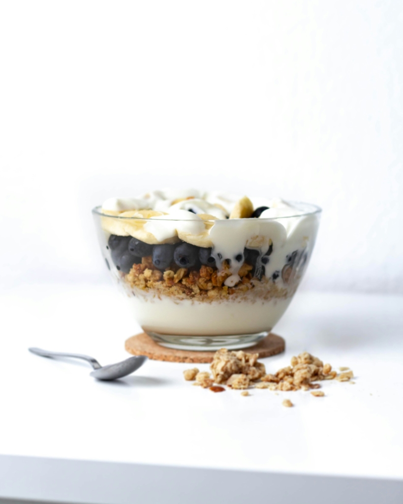 Joghurt granolával és áfonyával