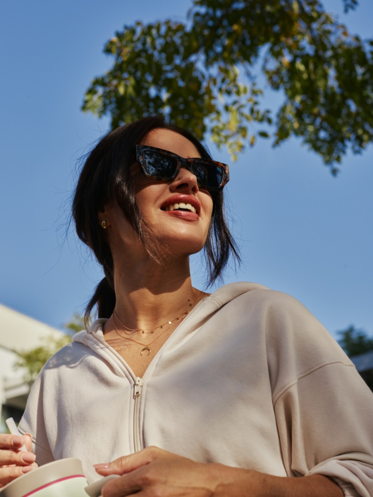 Nő napszemüvegben, alulról fotózva