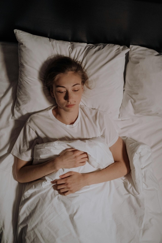 Nő hanyatt fekve alszik