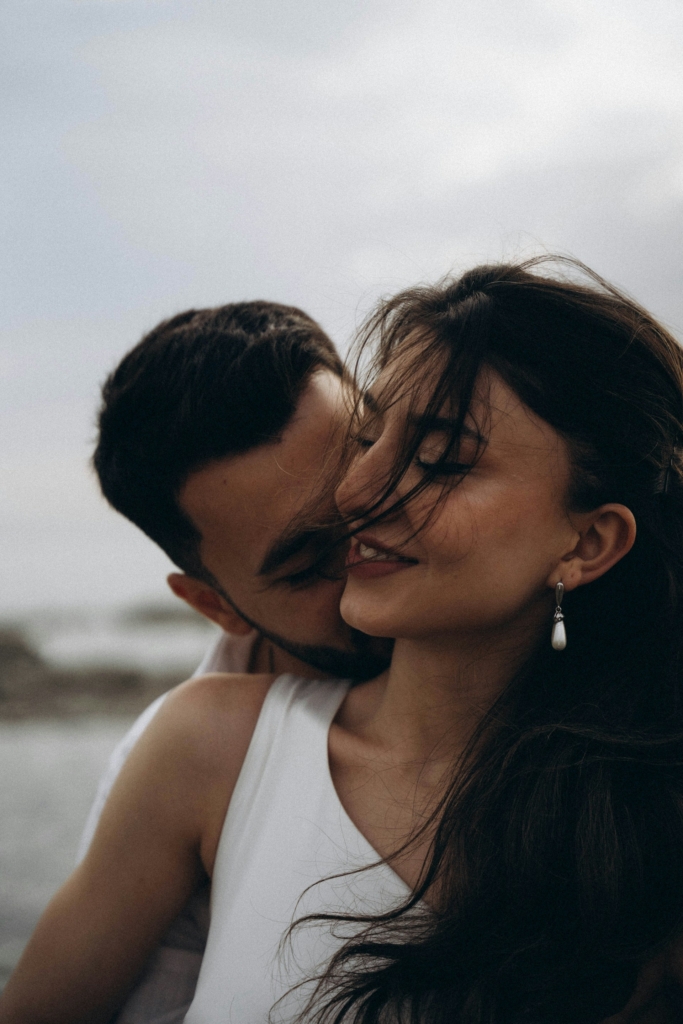 Szerelmespár egymáshoz bújva