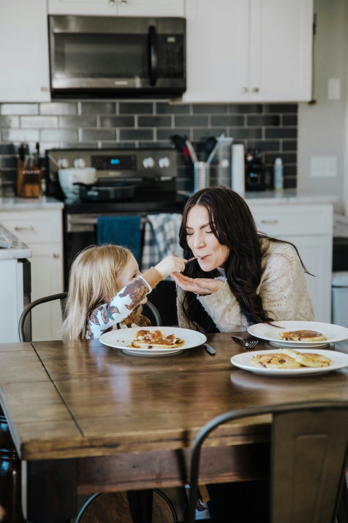 Anya és lánya együtt reggelizik