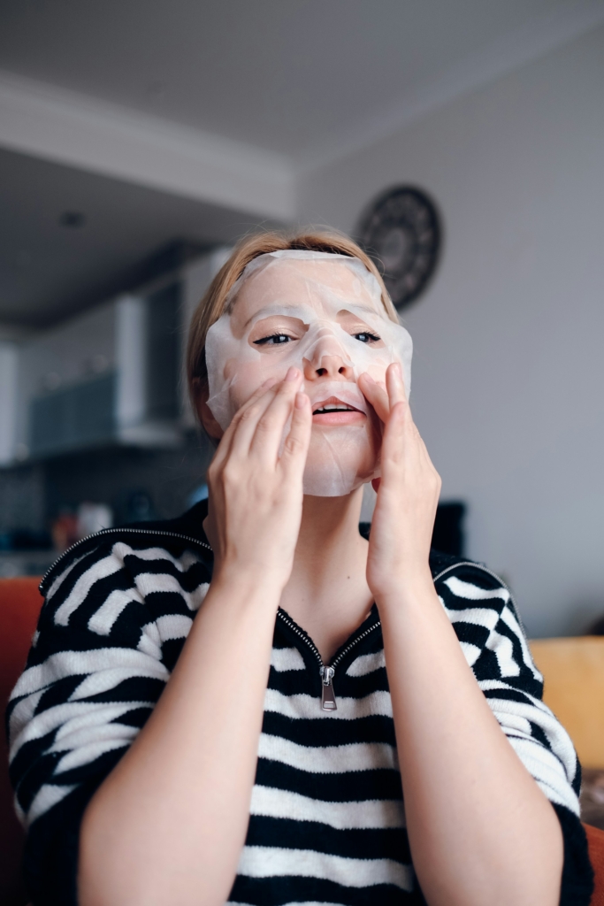 Nő hidratáló arcmaszkot tesz az arcára