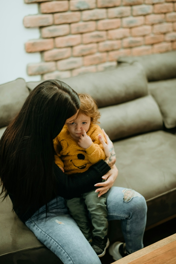 Anyuka átöleli a síró kisfiát