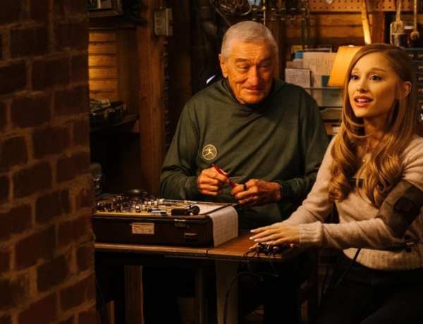 Menyemre ütök: Robert DeNiro, Ben Stiller és Ariana Grande főszereplésével folytatódik minden idők egyik legkedveltebb filmsorozata