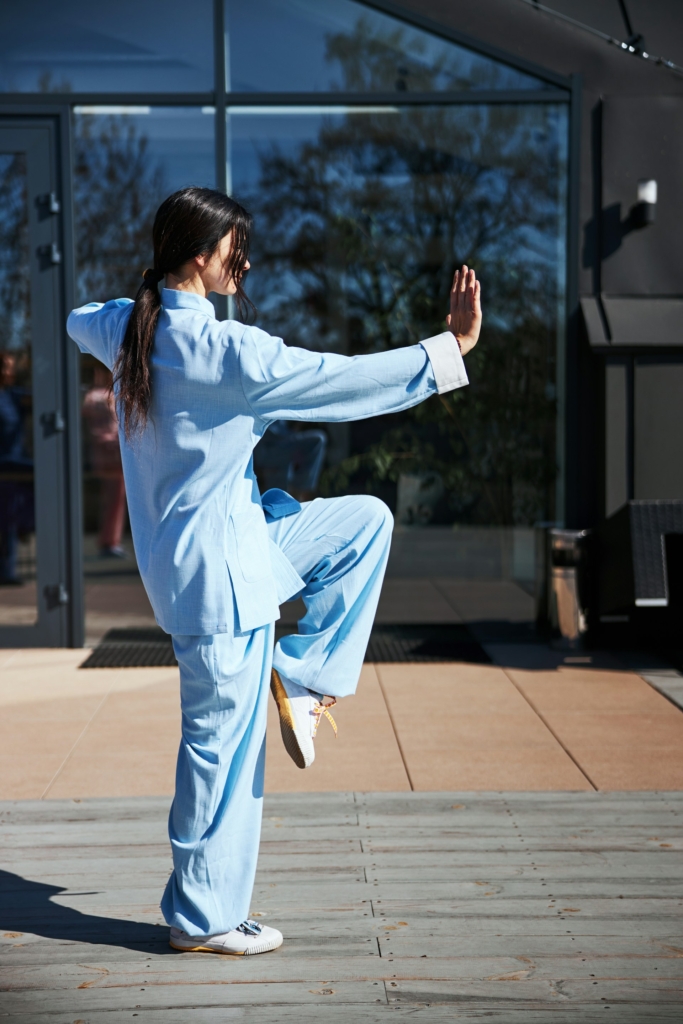 Tai Chi-t gyakorló nő