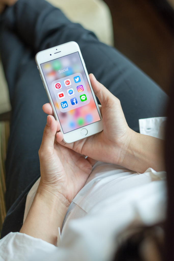Nő kezében mobiltelefon