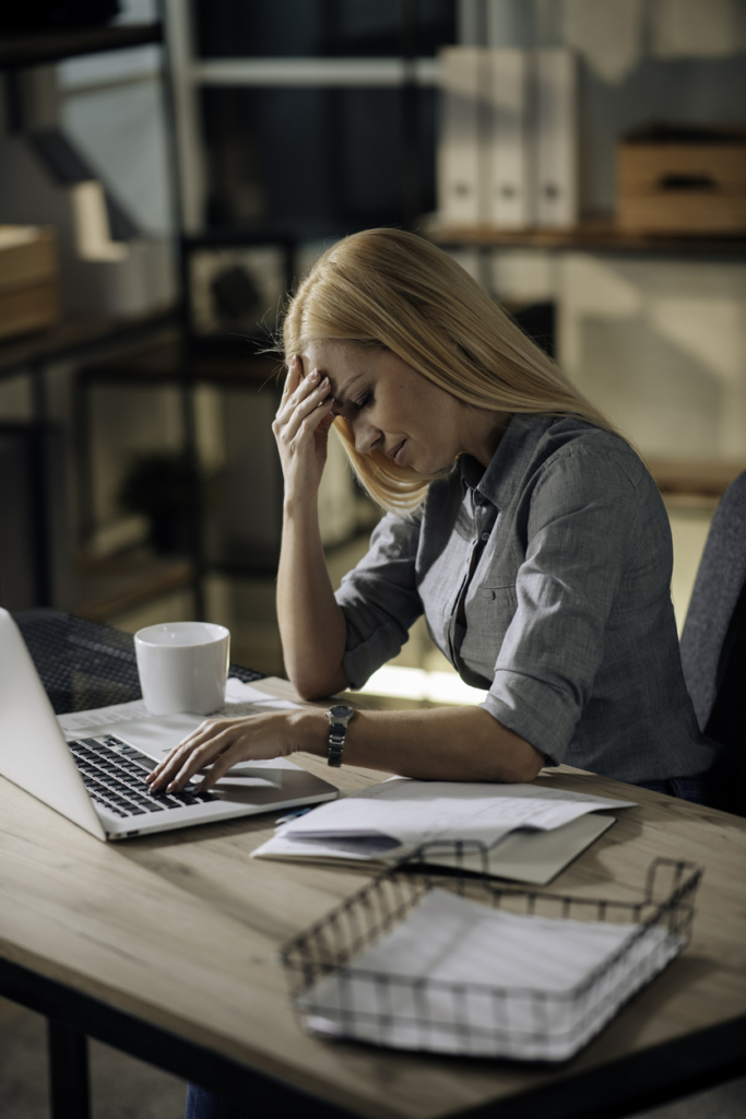 Stresszes irodai dolgozó nő