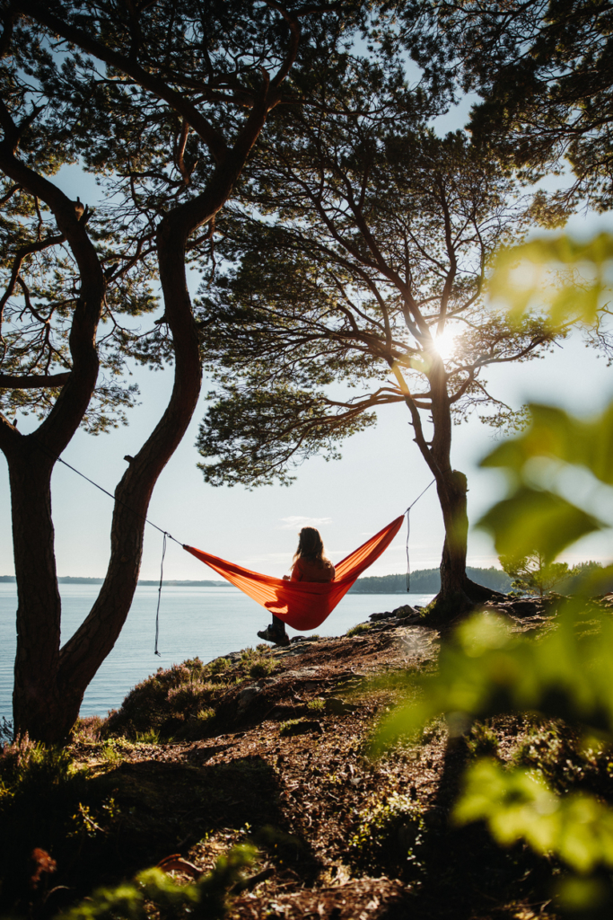 Nő egy tengerparti függőágyban relaxál