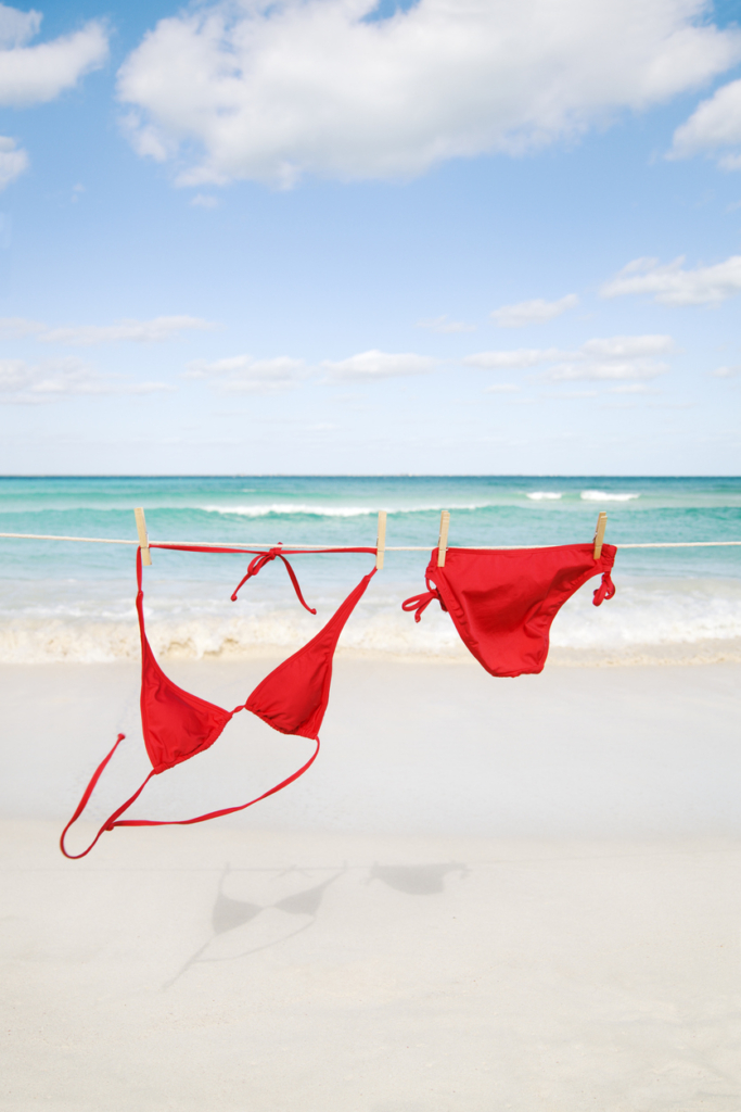 Piros bikini lóg egy szárítókötélen