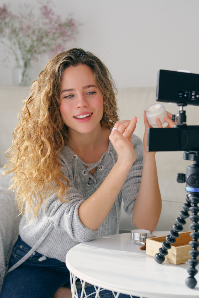 Influencer videót készít, ahogy kipróbál egy krémet