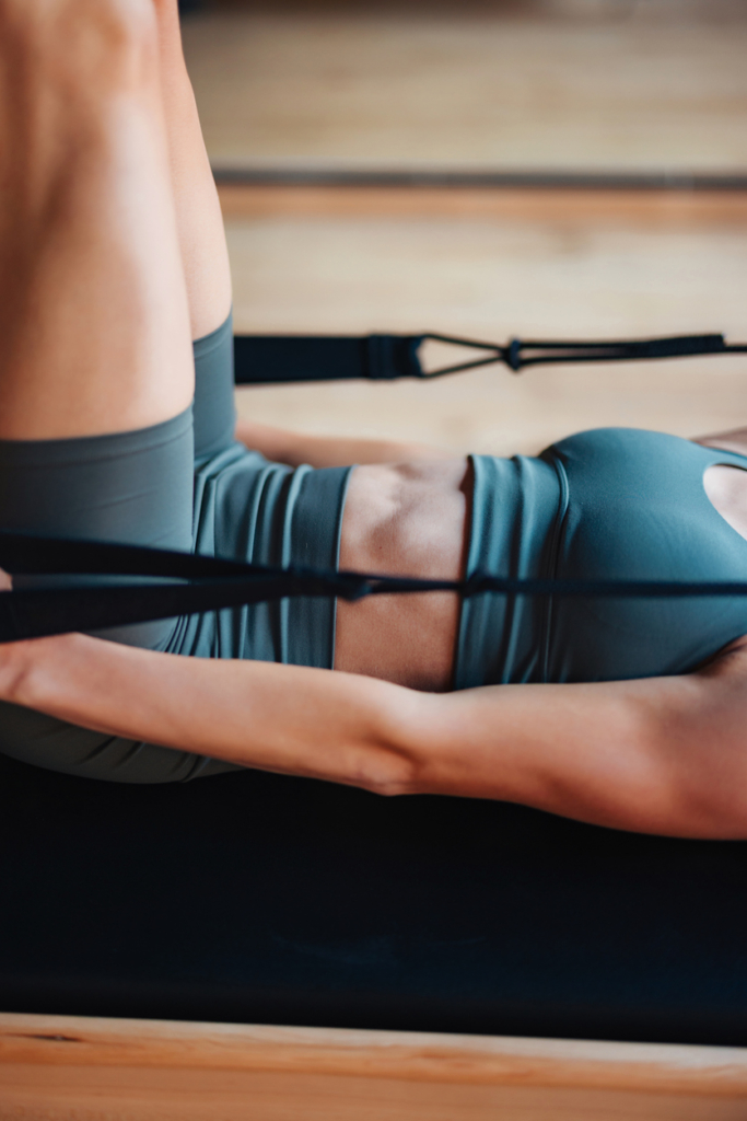 Nő pilates közben
