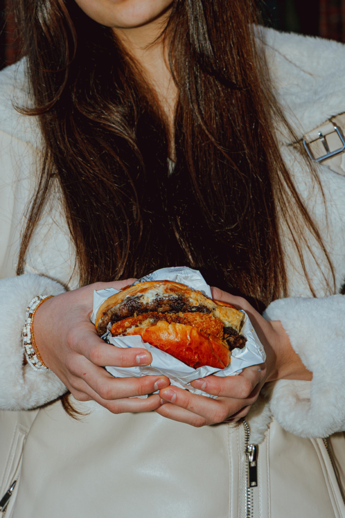 Nő hamburgerrel a kezében