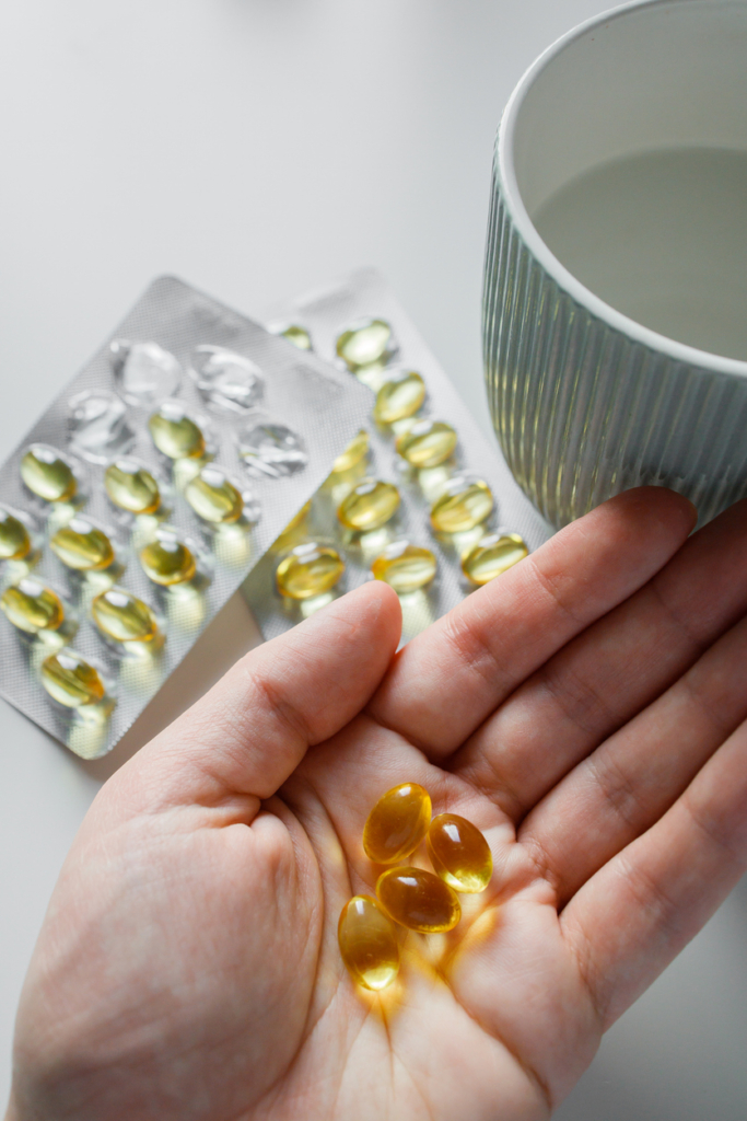 Vitaminok egy nő kezében