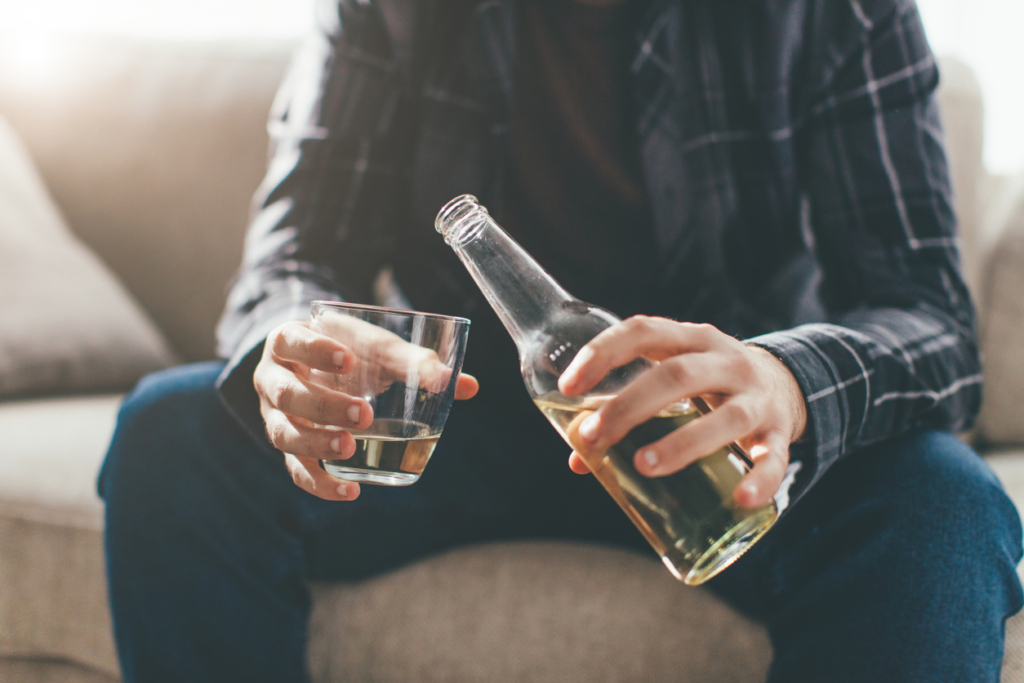 Az alkohol rabja: meddig kell asszisztálnunk egy rokon lassú öngyilkosságához?